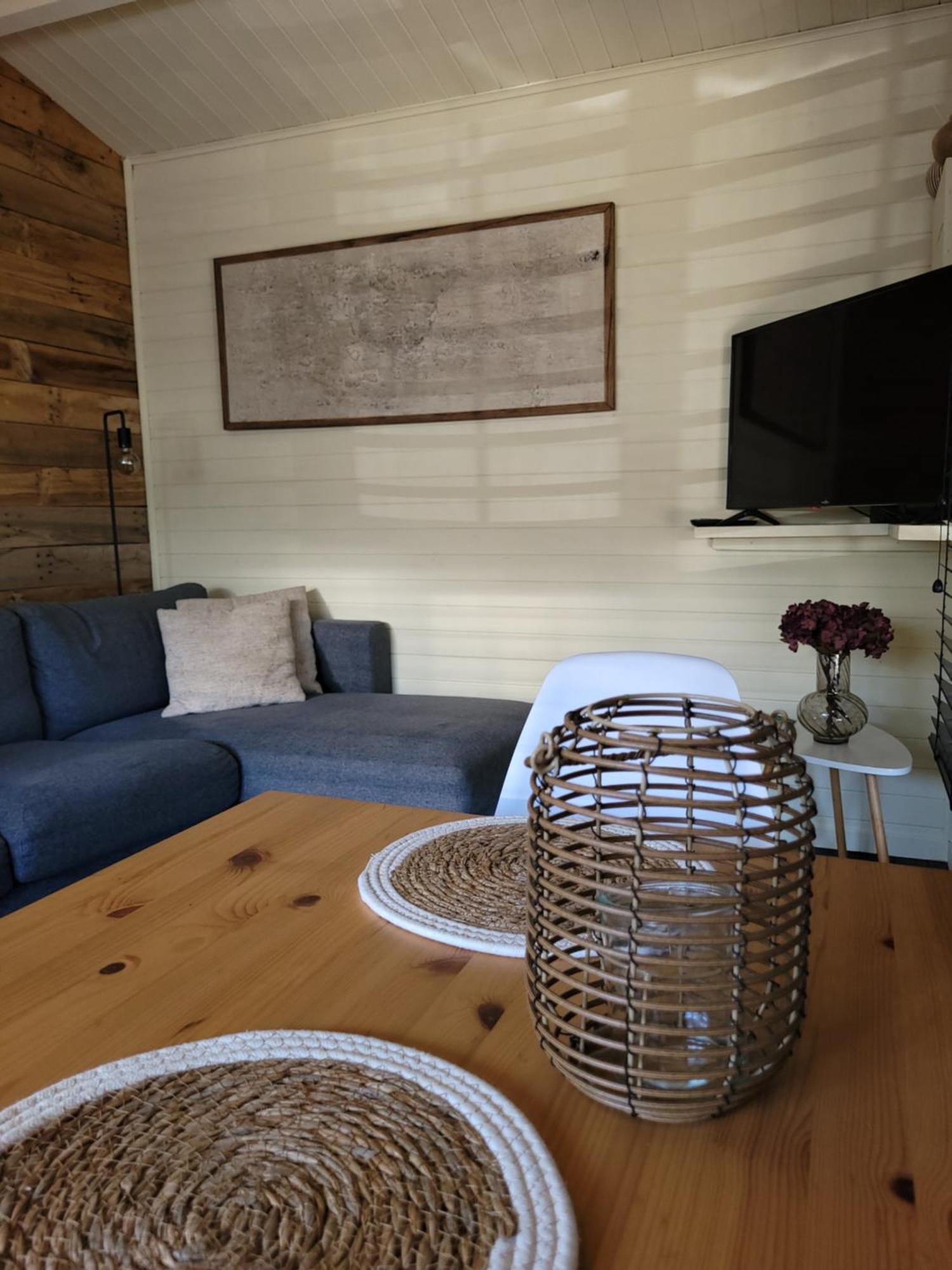 Rustig Gelegen Chalet Solvo Met Terras Aan Het Water Geel Exterior photo