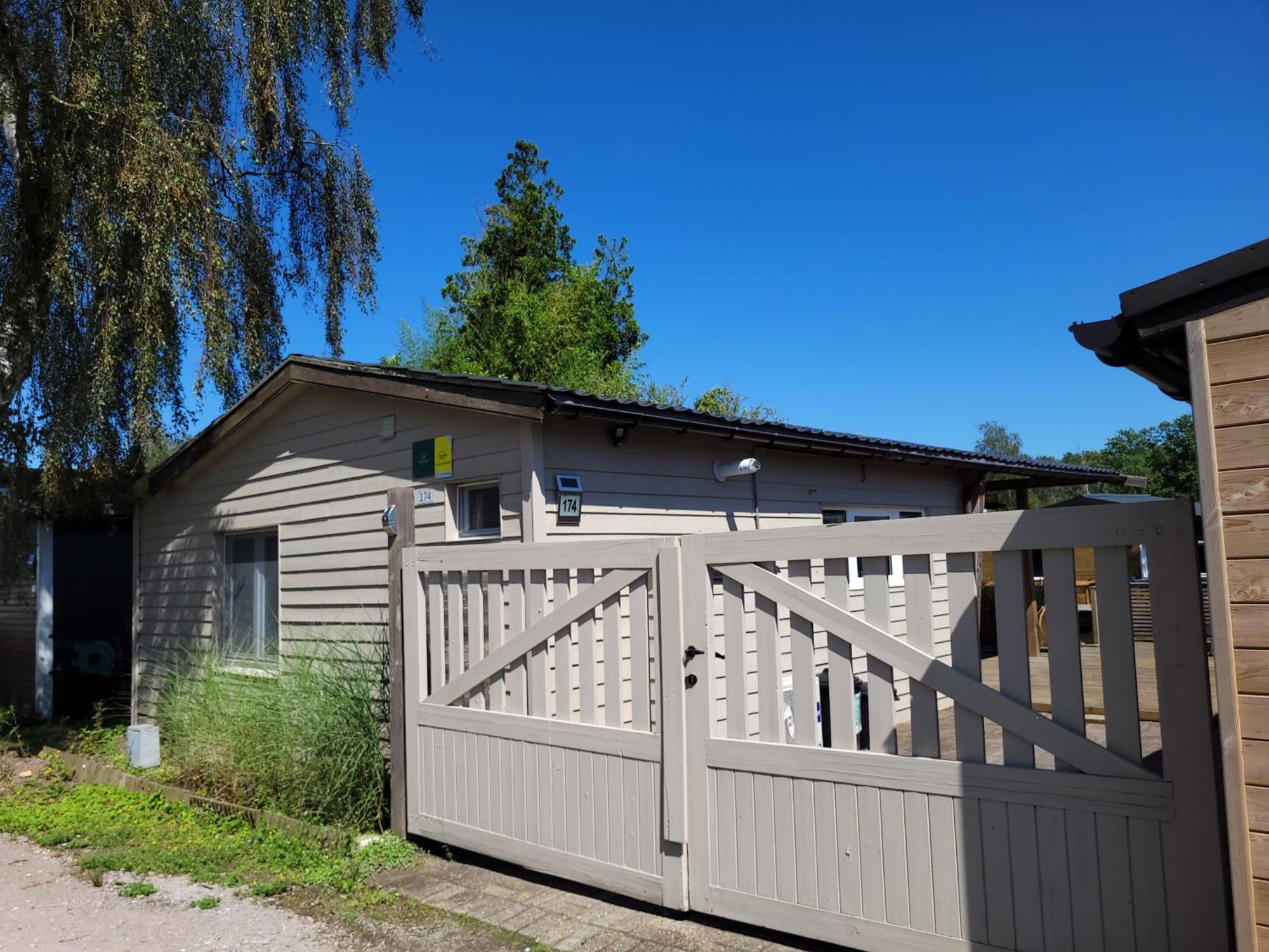 Rustig Gelegen Chalet Solvo Met Terras Aan Het Water Geel Exterior photo