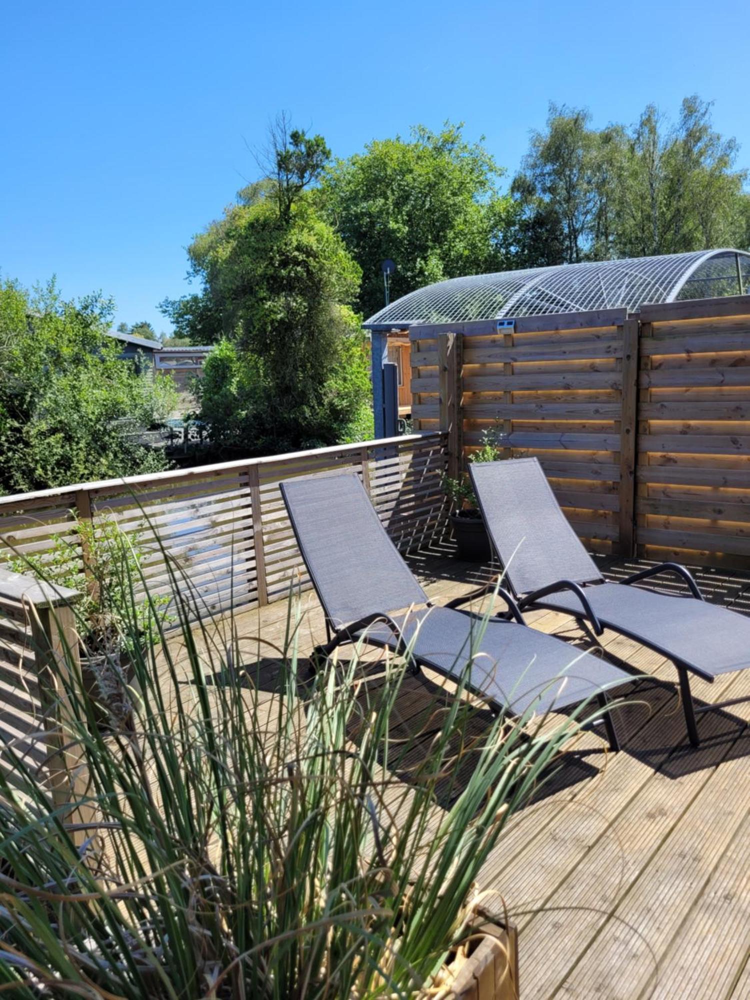 Rustig Gelegen Chalet Solvo Met Terras Aan Het Water Geel Exterior photo